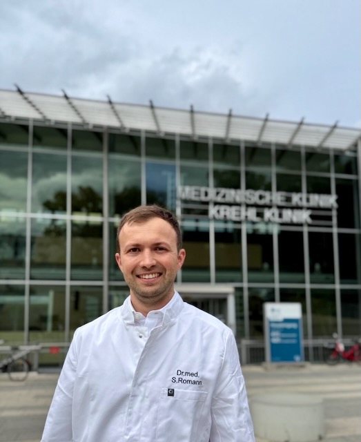 Dr. med. Sebastian Romann vor der Medizinischen Klinik des Universitätsklinikums Heidelberg